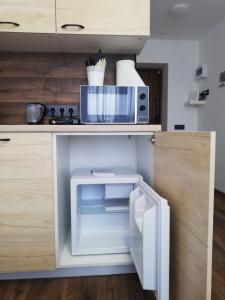 un forno a microonde seduto sopra un bancone della cucina di Bridge Apartments Klaipeda a Klaipėda