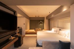 大阪市にあるホテル京阪なんばグランデのベッド2台、薄型テレビが備わるホテルルームです。