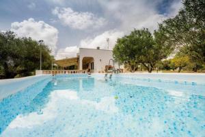 Bazén v ubytovaní Villa Terre di Santa alebo v jeho blízkosti