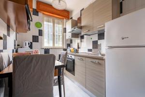 uma cozinha com um frigorífico e uma mesa em Dedde's House em Quartu SantʼElena