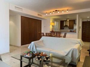 Il comprend un salon avec un grand lit et une cuisine. dans l'établissement Magnífico apartamento a 500 m de la playa, à Alicante