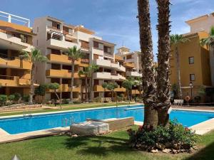 Bazén v ubytování Magnífico apartamento a 500 m de la playa nebo v jeho okolí
