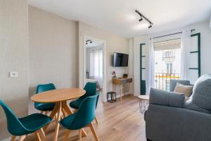 een woonkamer met een tafel, stoelen en een bank bij BT Alfalfa Excelente Ubicación Ideal para parejas in Sevilla