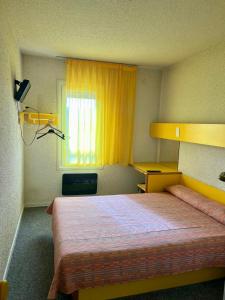 una camera d'albergo con letto e finestra di Hostal - Restaurante Asador Esperanza a Huesca