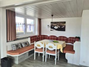 una sala de estar con una mesa y un sofá en Bergsonne B15 Montana Haus, en Oberstdorf