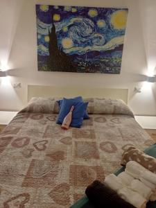 Da Anna e Michele في أندريا: غرفة نوم بسرير مع لوحة على الحائط