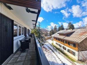 un balcón con vista a un edificio en Bergsonne B15 Montana Haus, en Oberstdorf