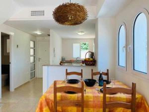 cocina con mesa con sillas y comedor en Duplex con una vista impresionantes a Calpe, en La Canuta