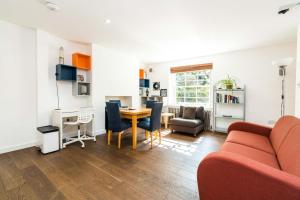 a living room with a couch and a table at Charming 2 Bedroom Apartment in Kentish Town in London