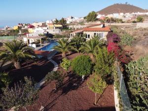 una vista aerea su un resort con palme e piscina di Casa Las Palmeras a Granadilla de Abona