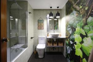 een badkamer met een toilet, een wastafel en een douche bij Xatetto Etxea Ocean View in Zumaia
