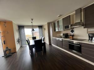 eine Küche mit Tisch und Esszimmer in der Unterkunft Villa Ostseewelle in Dranske