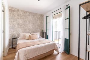 - une chambre avec un grand lit et une fenêtre dans l'établissement BT Alfalfa Excelente Ubicación Ideal para parejas, à Séville