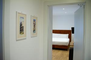 una camera con un letto e tre immagini a parete di Michelangelo Vatican Rooms a Roma