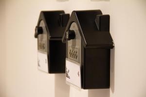 due tostapane bianchi e neri appesi a un muro di Michelangelo Vatican Rooms a Roma