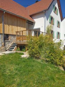 dom z drewnianym tarasem obok dziedzińca w obiekcie Aux balcons de la vallée w mieście Soultzeren