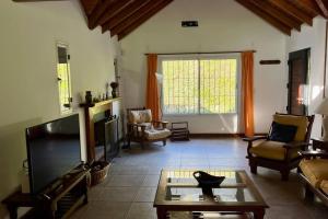 Μια τηλεόραση ή/και κέντρο ψυχαγωγίας στο Casa en Ing. Maschwitz con gran parque y pileta