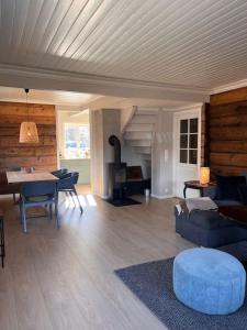 een woonkamer met een bank en een tafel bij Cozy house in Eidfjord in Eidfjord