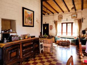 a living room with a counter and a couch at La Paleta del Pintor Hosteria in Maimará