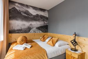 sypialnia z łóżkiem z obrazem na ścianie w obiekcie Pokoje Gościnne U Małgorzaty w Zakopanem