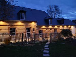 Una casa con luces en la parte delantera. en Les Fabulettes, en Auffay