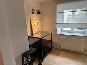 Habitación con mesa negra y ventana en MIA Appartements, en Innsbruck 86 fotos más