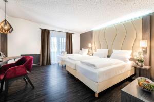 Cette chambre comprend deux lits et un bureau. dans l'établissement Best Western Hotel am Kastell, à Heilbronn