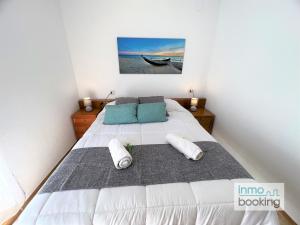 - une chambre avec un lit et 2 oreillers dans l'établissement New Pins II, climatizado y a 120m de la playa, à Cambrils