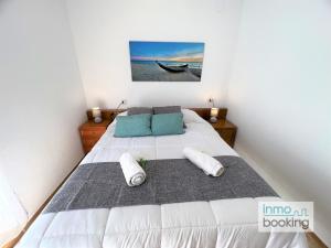 Posteľ alebo postele v izbe v ubytovaní New Pins II, climatizado y a 120m de la playa