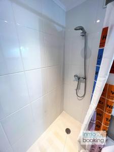 La salle de bains est pourvue d'une douche avec un pommeau de douche. dans l'établissement New Pins II, climatizado y a 120m de la playa, à Cambrils