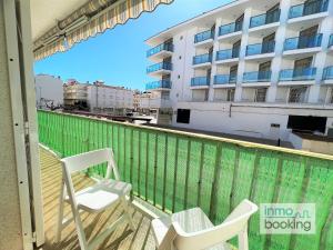 Balkón alebo terasa v ubytovaní New Pins II, climatizado y a 120m de la playa
