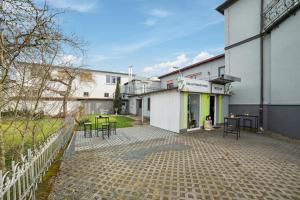 a building with chairs and tables in a courtyard at Fireball Thermennahes Studio mit Arbeits- und Parkplatz, Küche in Bad Staffelstein