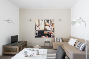 a living room with a couch and a table at Dimora Optuya in Syracuse