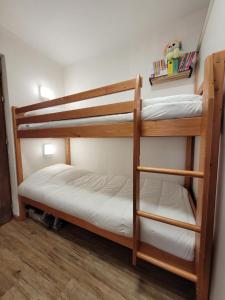 Posteľ alebo postele v izbe v ubytovaní chalet gentiane cosy T2 labellisé Dévoluy