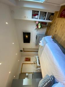 a small room with a bed and a tv at Beautiful 1-Bed studio in Penrith in Penrith