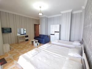 Llit o llits en una habitació de Hotel Kvariati Nugo