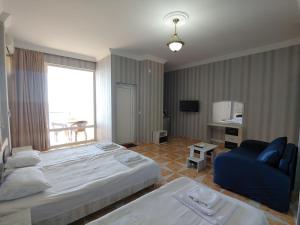 Llit o llits en una habitació de Hotel Kvariati Nugo