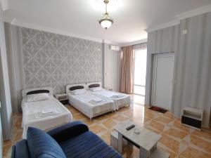 Llit o llits en una habitació de Hotel Kvariati Nugo