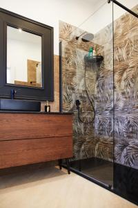 a bathroom with a mirror and a dresser at Villa Del Rubbio in Rome