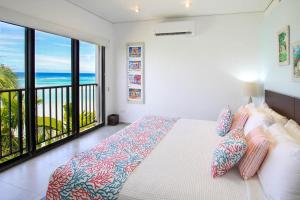 Un dormitorio con una cama con vista al mar. en Beachfront Luxury with Incredible Ocean Views apts by Bluescape, en Christ Church