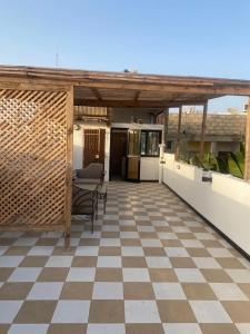 un patio al aire libre con suelo a cuadros en Studio meublé cuisine américaine, en Dakar