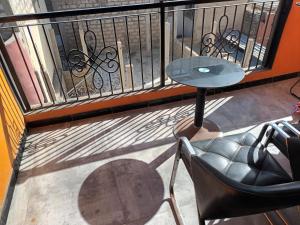 a patio with a table and a chair on a balcony at Studio meublé cuisine américaine in Dakar