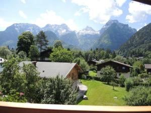 einen Blick auf die Berge von einem Haus aus in der Unterkunft Ferienwohnung Ochsenhorn in Lofer 100 m² / 4-8 P. in Lofer