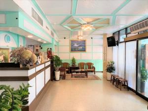 vestíbulo con zona de espera con mesa y sillas en Inn Sun Hotel en Changhua City