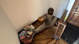eine Aussicht über ein Zimmer mit einem Sofa und einem Tisch in der Unterkunft Cunda Konak Nazımaki in Ayvalık