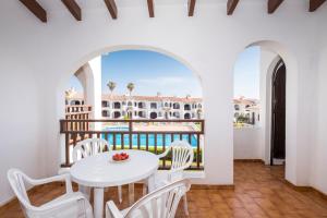 un balcon avec une table et des chaises et une vue sur l'océan dans l'établissement Girasols Gardens Sup, à Son Bou