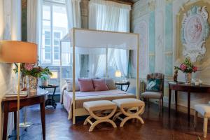 1 dormitorio con 1 cama con dosel en Casa Penelope, en Lucca