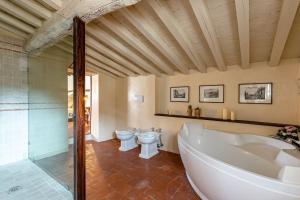 y baño con bañera, aseo y ducha. en Casa Penelope, en Lucca