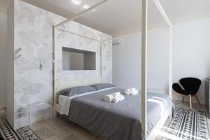 シラクーサにあるGuest House Sicilyのベッドルーム1室(ベッド1台、タオル2枚付)