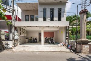 a group of motorcycles parked in front of a building at RedDoorz near Kaza Mall Surabaya in Plosobegem